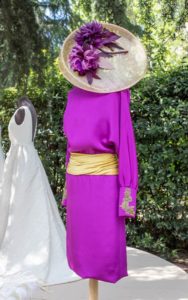 Traje de invitada o madre de novia midi en crepe de seda color buganvilla con fajín en contraste