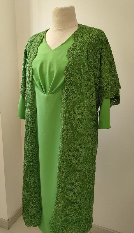 vestido madre de novia con sobre vestido en encaje verde