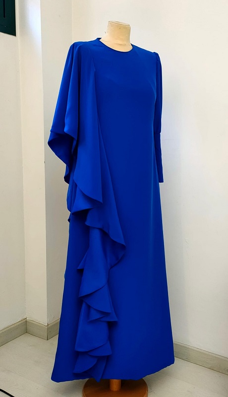 vestido azul intenso a medida para la madre de la novia, tallado pecho cintura.